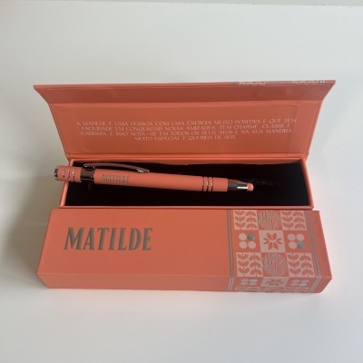 Caneta para sobrancelhas cor de salmão numa caixa com nome MATILDE e padrões florais