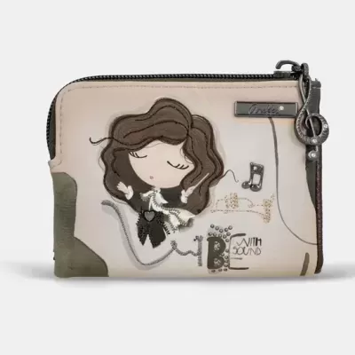 Carteira pequena bege com ilustração e fecho com pendente musical
