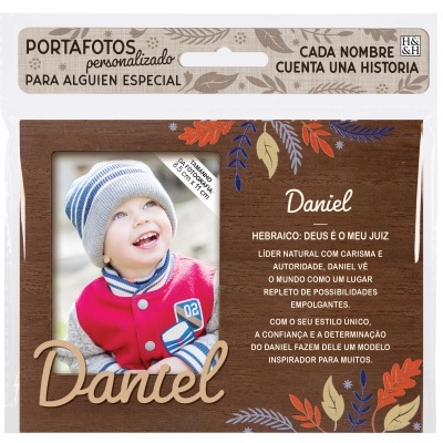 Porta-fotos de madeira castanha com nome personalizado Daniel e foto de criança com gorro