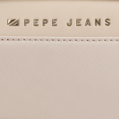 Detalhe de bolsa bege com logo metálico PEPE JEANS