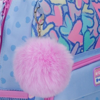 Chaveiro pompom rosa em mochila azul com corações e pontos azuis