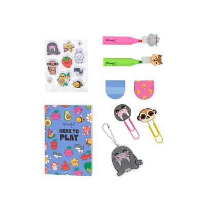 Material escolar colorido com marcadores, caderno, autocolantes, clips e apontadores decorativos