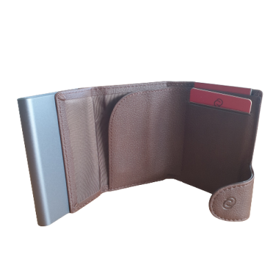Carteira castanha em pele com interior para cartões e corpo metálico cinzento