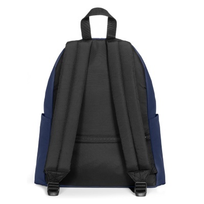 Alças acolchoadas de uma mochila azul escuro com detalhes pretos