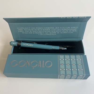 Caneta azul com caixa azul e nome Gonçalo gravado e mensagem na tampa.
