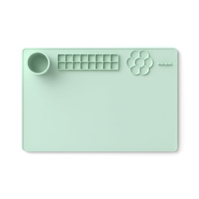 Tapete de silicone verde claro com múltiplos compartimentos integrados para organização