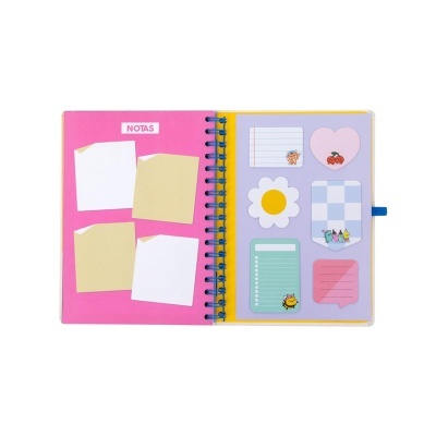 Caderno espiral aberto com folhas adesivas coloridas e texto NOTAS