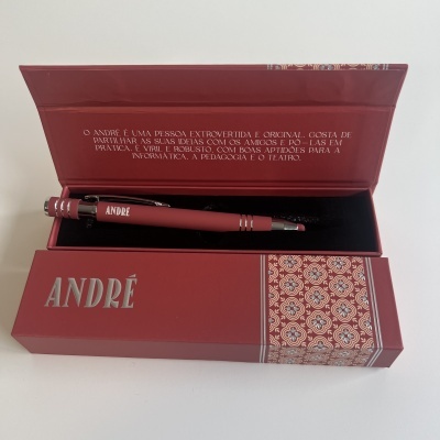 Estojo vermelho com caneta personalizada e decoração geométrica