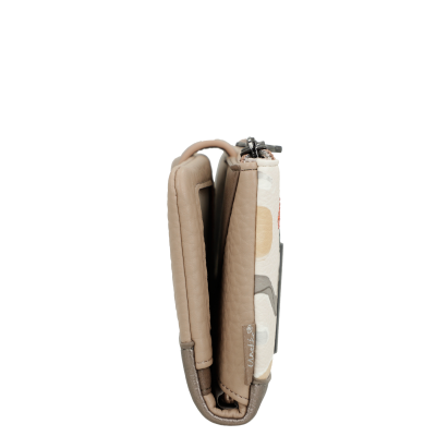 Carteira feminina bege com padrão multicolor e fecho metálico vista de lado