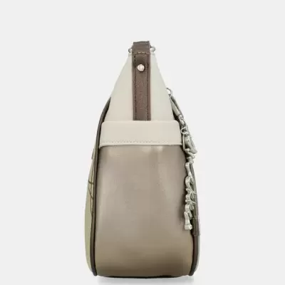 Mala bege e castanho metálico com cadeia prateada pendurada vista de lado