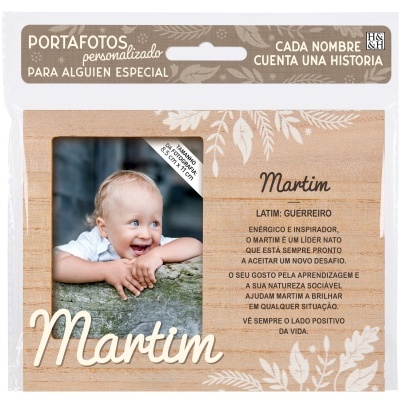 Porta-fotos personalizado em madeira clara com o nome Martim e texto descritivo em português