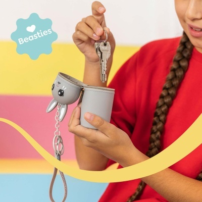 Bolsa cinzenta em forma de coelho para guardar chaves metalicas