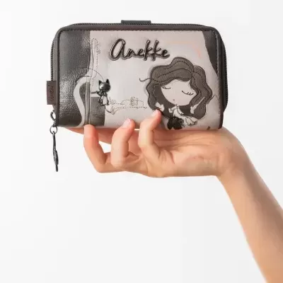 Carteira Anekke castanha com personagem feminina e gato em relevo