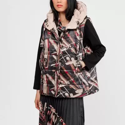 Colete acolchoado feminino com padrão gráfico colorido e capuz bege.