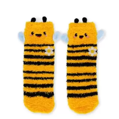 Meias amarelas e pretas felpudas com padrão de abelha e pequenas asas azuis