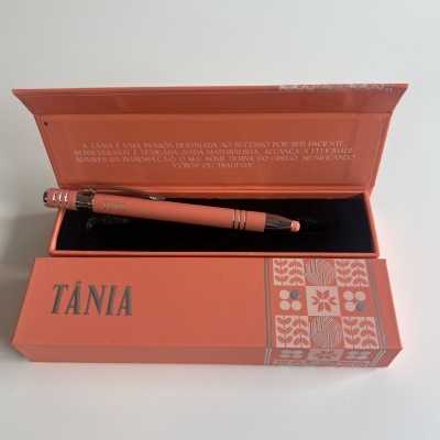 Caneta esferográfica salmão em caixa retangular salmão com nome TÁNIA e padrões decorativos
