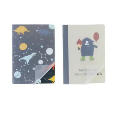 Duas capas de cadernos com padrões de dinossauros e monstro.