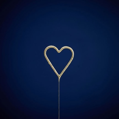 Figura de arame dourado em forma de coração com suporte