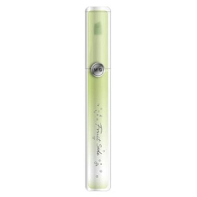 Frasco cilíndrico transparente com líquido verde claro e texto Fruit Sake