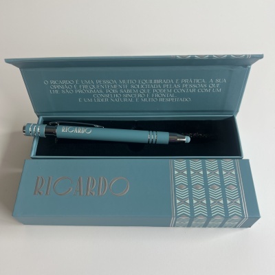 Estojo azul com caneta azul e texto descritivo para Ricardo
