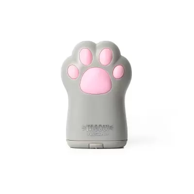 Figura de pata de gato cinzenta com almofadas cor-de-rosa