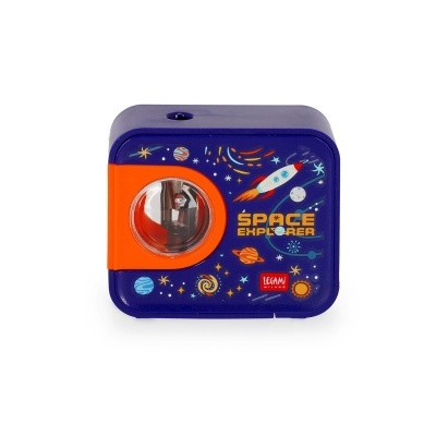 Apontador azul e laranja decorado com tema espacial e texto SPACE EXPLORER