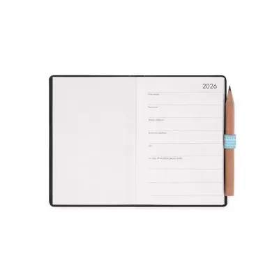 Agenda preta aberta com página do ano 2026 e lápis castanho preso a elástico azul