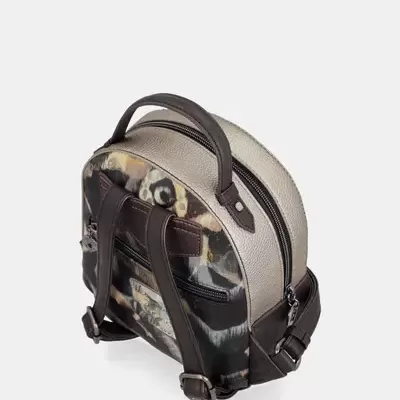 Mochila pequena com padrão animal e alças castanhas