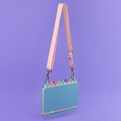Bolsa azul clara com alça rosa e argolas coloridas