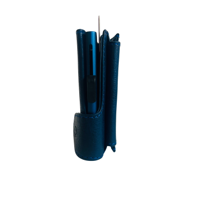 Carteira ou porta-cartões azul com portapenes e caneta vista lateral