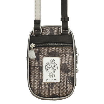 Mala pequena de tiracolo em tecido castanho com padrão geométrico e etiqueta branca com desenho