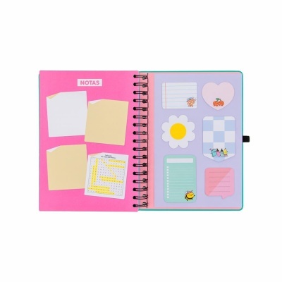 Caderno aberto com notas autocolantes coloridas e texto NOTAS