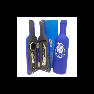 Conjunto de acessórios para vinho em estojo azul em forma de garrafa com brasão e texto F C P