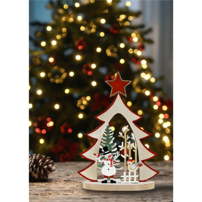 Decoração natalícia em madeira com árvore, boneco de neve, pássaro e elementos de inverno, em fundo desfocado de árvore de Natal iluminada.