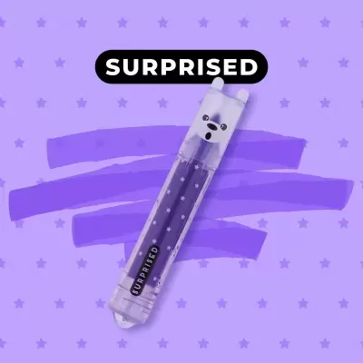 Caneta esferográfica roxa transparente com tampa em forma de cabeça de urso e padrão de estrelas sobre fundo lilás estrelado.