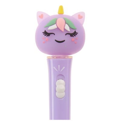 Microfone lilás com cabeça de unicórnio sorridente em tons rosa, verde e amarelo