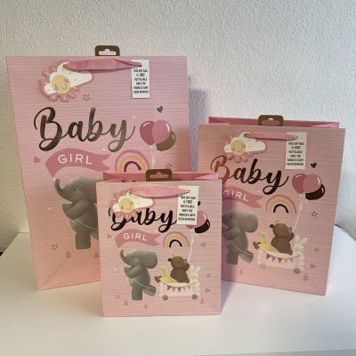 Três sacos de presente rosa com ilustrações de elefante, urso, balões, arco-íris e texto Baby GIRL