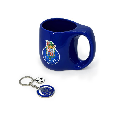 Caneca azul em cerâmica com emblema FCP e porta-chaves com emblema e bola de futebol.