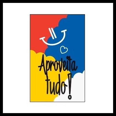 Imagem colorida com fundo em quatro cores e texto 'Aproveita tudo!' com sorriso e coração.