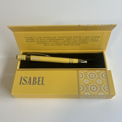 Caneta dourada em estojo amarelo com nome ISABEL e padrão floral