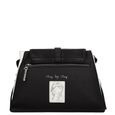 Mala preta e branca com fecho de correr e desenho de menina na frente