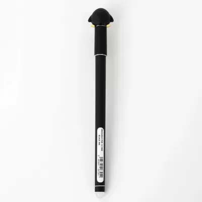 Caneta preta com tampa decorativa em forma de cabeça e etiqueta branca.