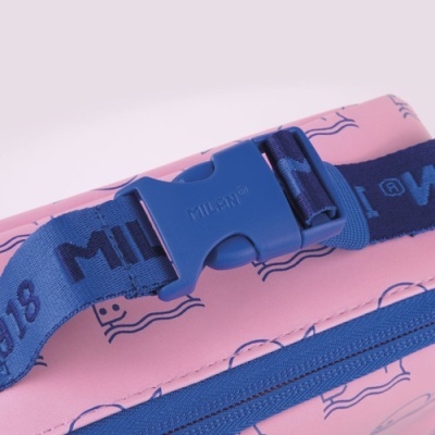 Mala ou estojo cor-de-rosa com padrão de cartas e fecho azul com tira MILAN®