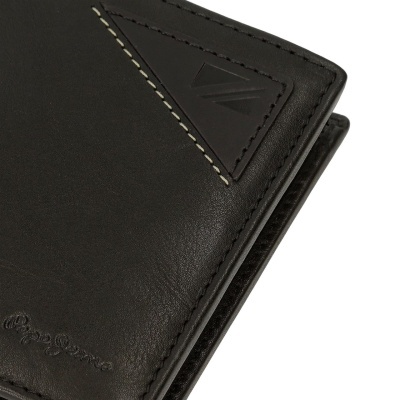 Carteira preta em couro com costura branca e detalhe triangular