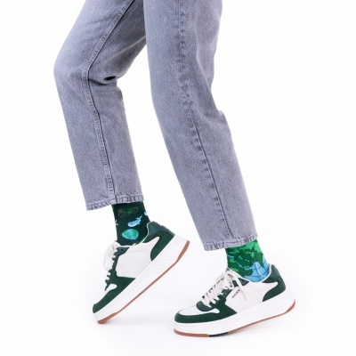 Sapatos desportivos GANT verde e branco com meias verdes estampadas e calças de ganga cinza