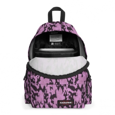 Mochila Eastpak roxa e preta com padrão abstrato com interior aberto mostrando bolsos e etiqueta