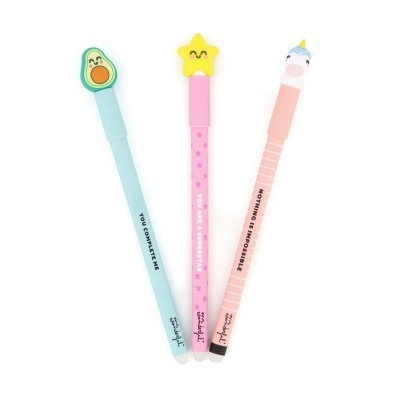 Três canetas coloridas com tampas decorativas e frases em inglês sobre fundo branco.