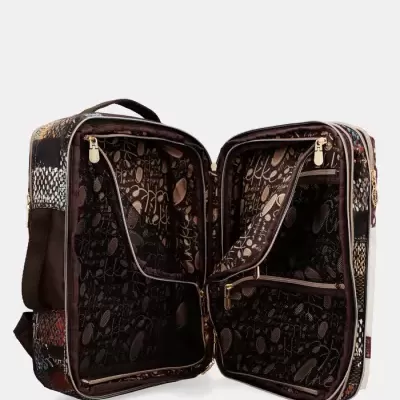 Mala de viagem ou mochila aberta com compartimentos interiores forrados a tecido castanho com padrões gráficos