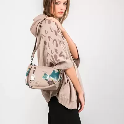 Mala bege de ombro com detalhes coloridos e acessórios metálicos