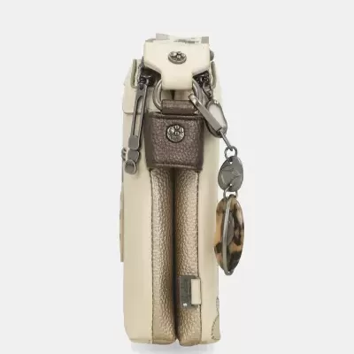 Carteira de pele creme e bronze vista de lado com pendente decorativo